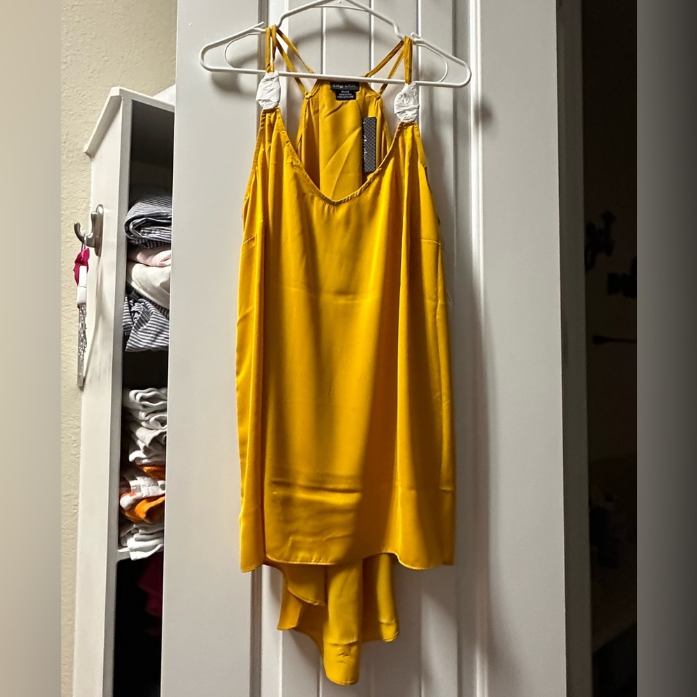 High-low tank with metal accents
